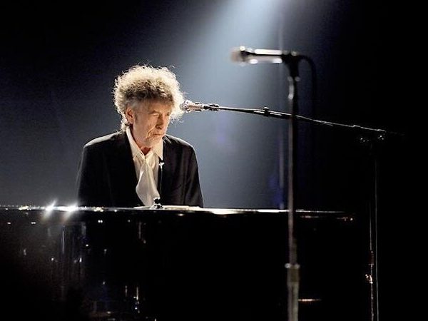 Bob Dylan Halkın Sesi Ve Sözlerin Büyücüsü